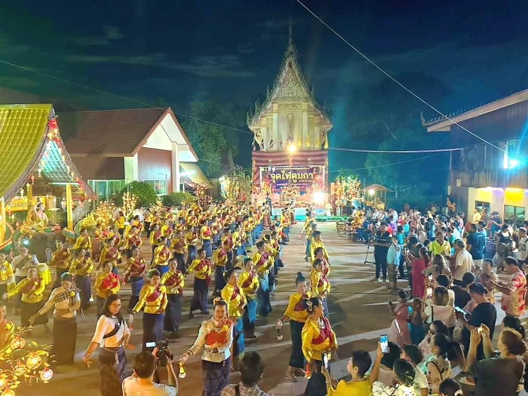 ผู้ว่าฯยโสธรนำประชาชนสืบสานประเพณีออกพรรษาจุดไฟตูมกาที่วัดบูรพาทุ่งแต้