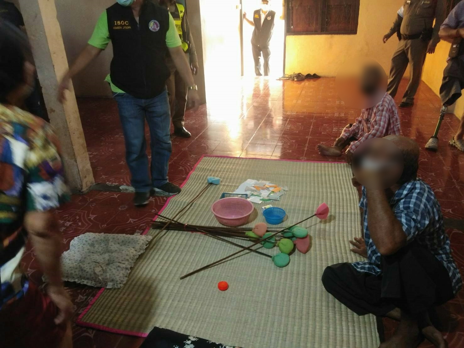 วงแตก! เซียนพนันเจอเจ้าหน้าที่ปิดล้อม หนีไม่รอดสักราย