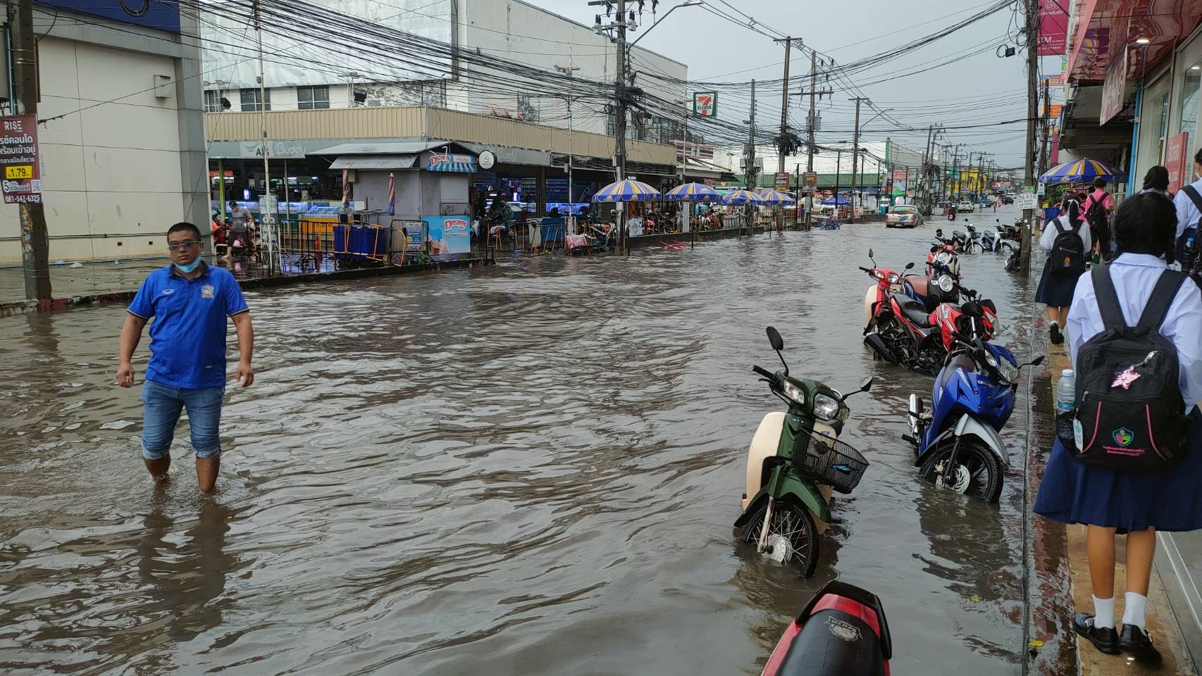 ฝนถล่มโคราช น้ำท่วมซ้ำซาก ตลาดกลางคืนใหญ่ที่สุดในประเทศไทย