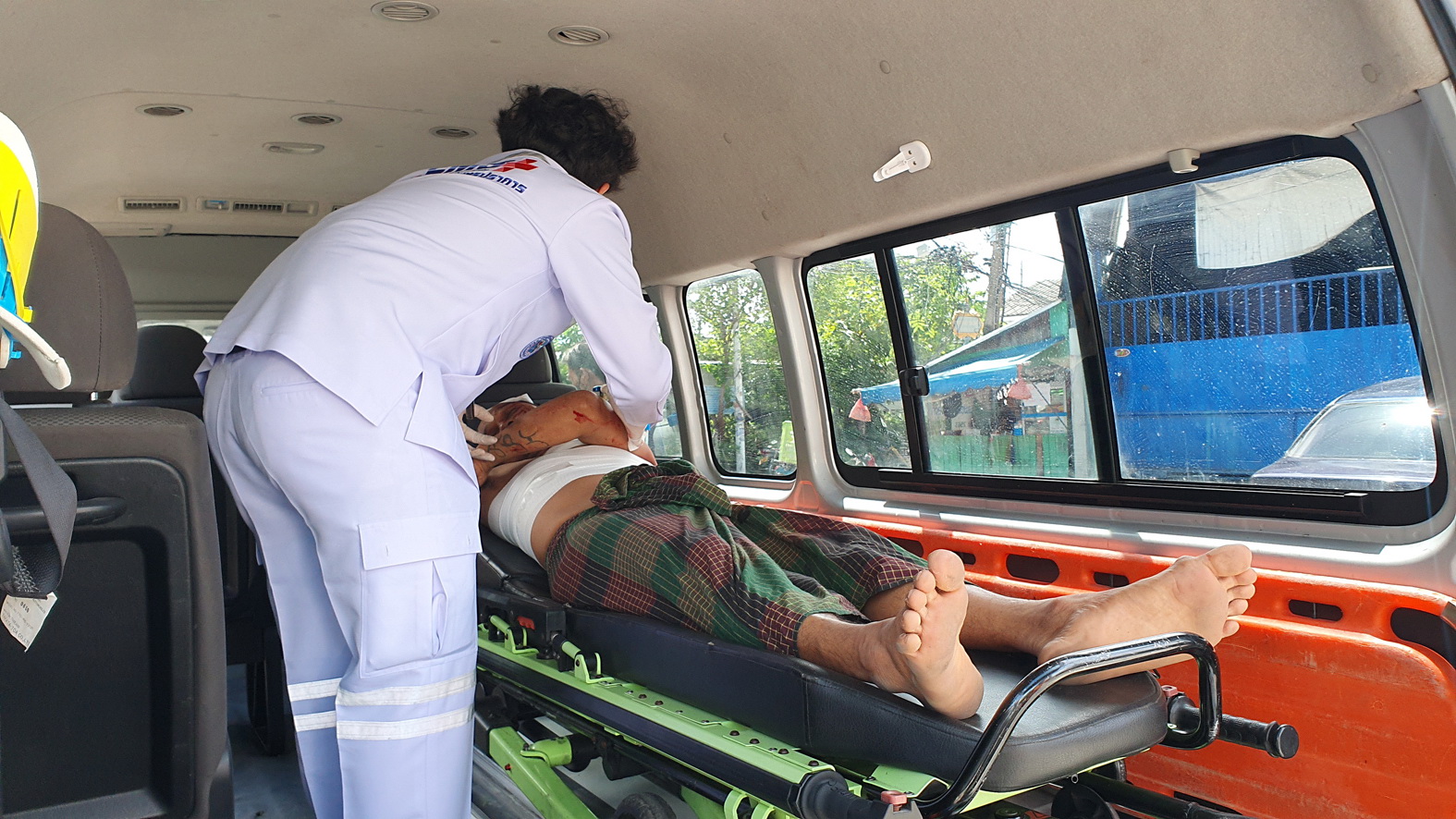 สองหนุ่มแรงงานพม่าโรงฆ่าหมูพูดไม่เข้าหูชักมีดแทงกลางวงเหล้าอาการสาหัส 