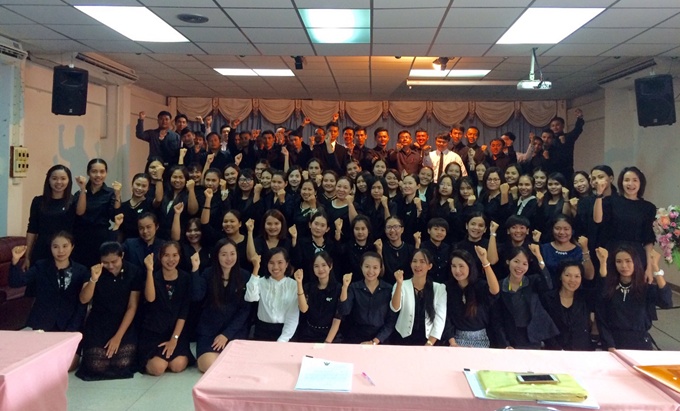 มากันทั้งบ้าน...ญาติร่วมยินดี 90 ครูบรรจุใหม่ที่บุรีรัมย์