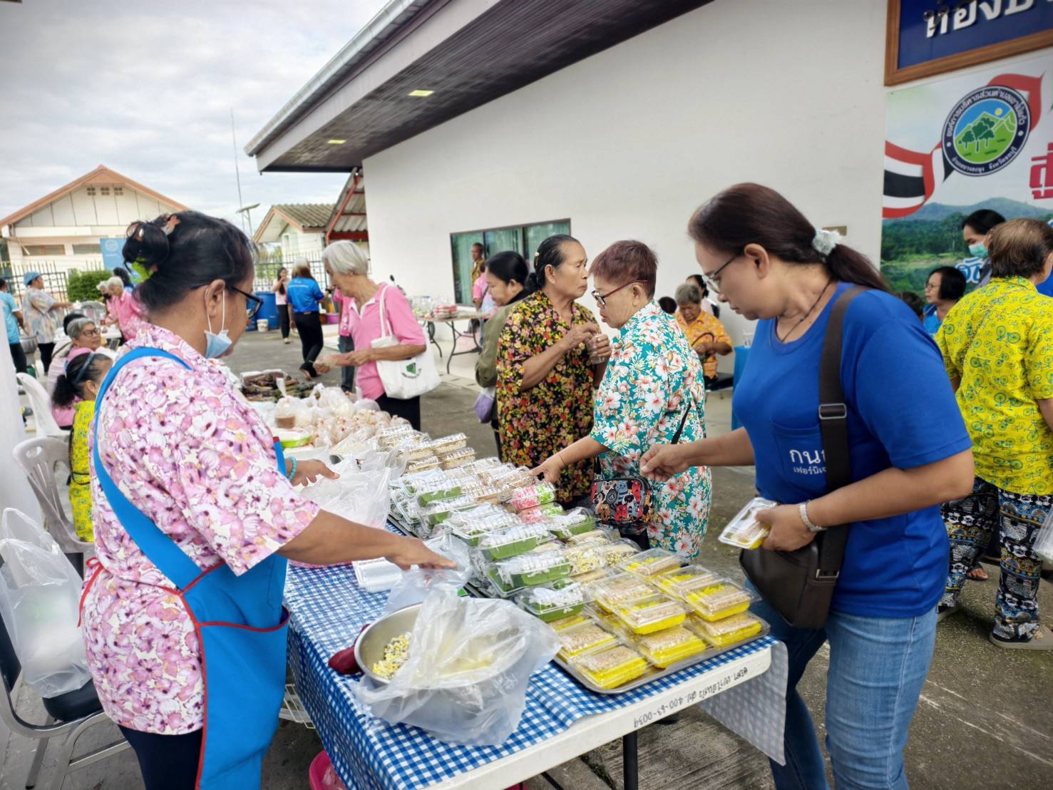 อบต.เขาไม้แก้ว หนุนตลาดนัดชุมชนเปิดพื้นที่ขายพืชผัก ขนมไทย และสินค้าท้องถิ่น