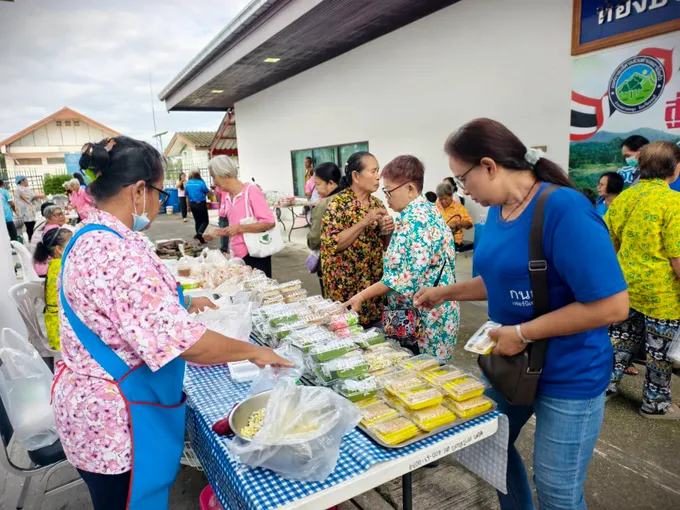 อบต.เขาไม้แก้ว หนุนตลาดนัดชุมชนเปิดพื้นที่ขายพืชผัก ขนมไทย และสินค้าท้องถิ่น