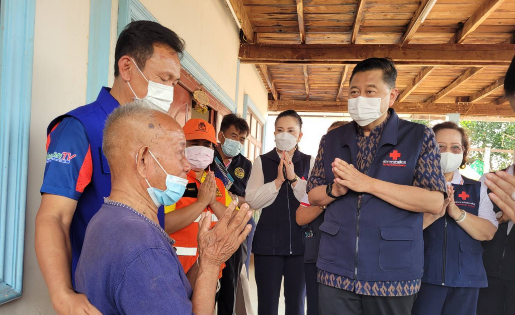 ผู้ว่าฯ กาฬสินธุ์ นำทีมเร่งช่วยประชาชน 9 หมู่บ้าน ถูกพายุฤดูร้อนพัดบ้านพัง