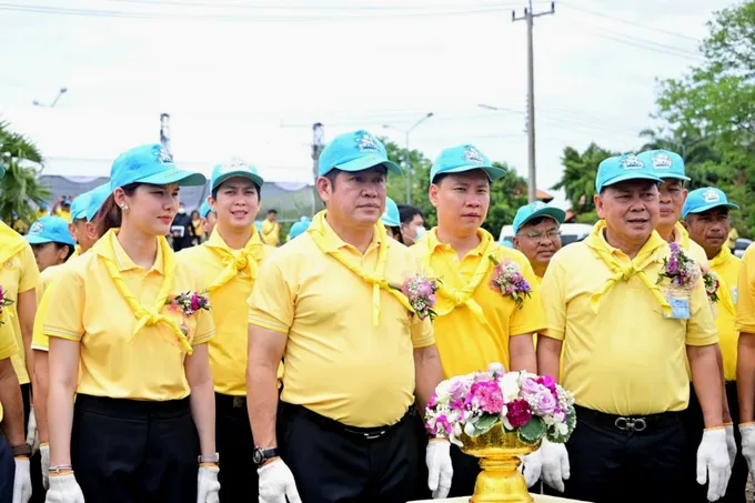 ก.เกษตรฯ รวมใจปลูกหม่อน เฉลิมพระเกียรติ "สมเด็จพระนางเจ้าฯ พระบรมราชินี"