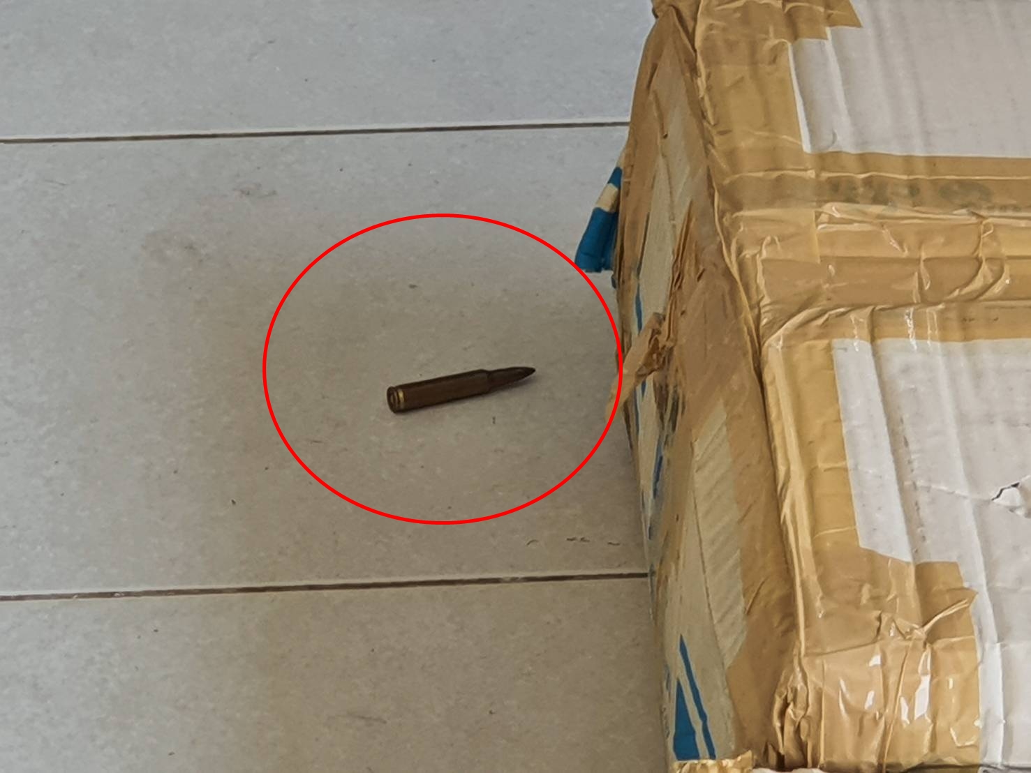 พนักงานส่งของผงะเจอลูกปืน M16 หลุดออกมาจากลังพัสดุ 