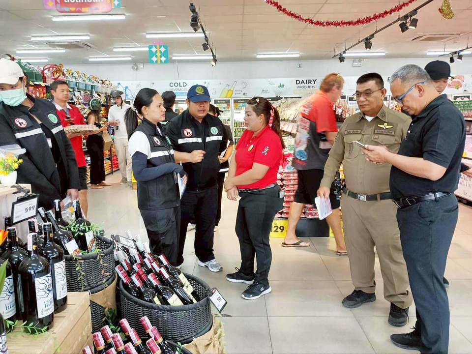 หัวหินคุมเข้มแอลกอฮอล์-บุหรี่ ตรวจร้านค้า 61 แห่ง สร้างเทศกาลปีใหม่ปลอดภัย 