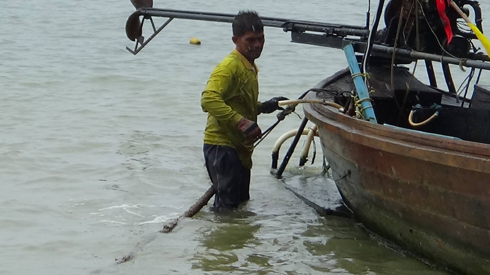 พายุโนอึลกระหน่ำตรัง เรือประมงขนาดเล็กหวั่นอันตราย พากันจอดสนิทชายฝั่งทะเลหลายร้อยลำ