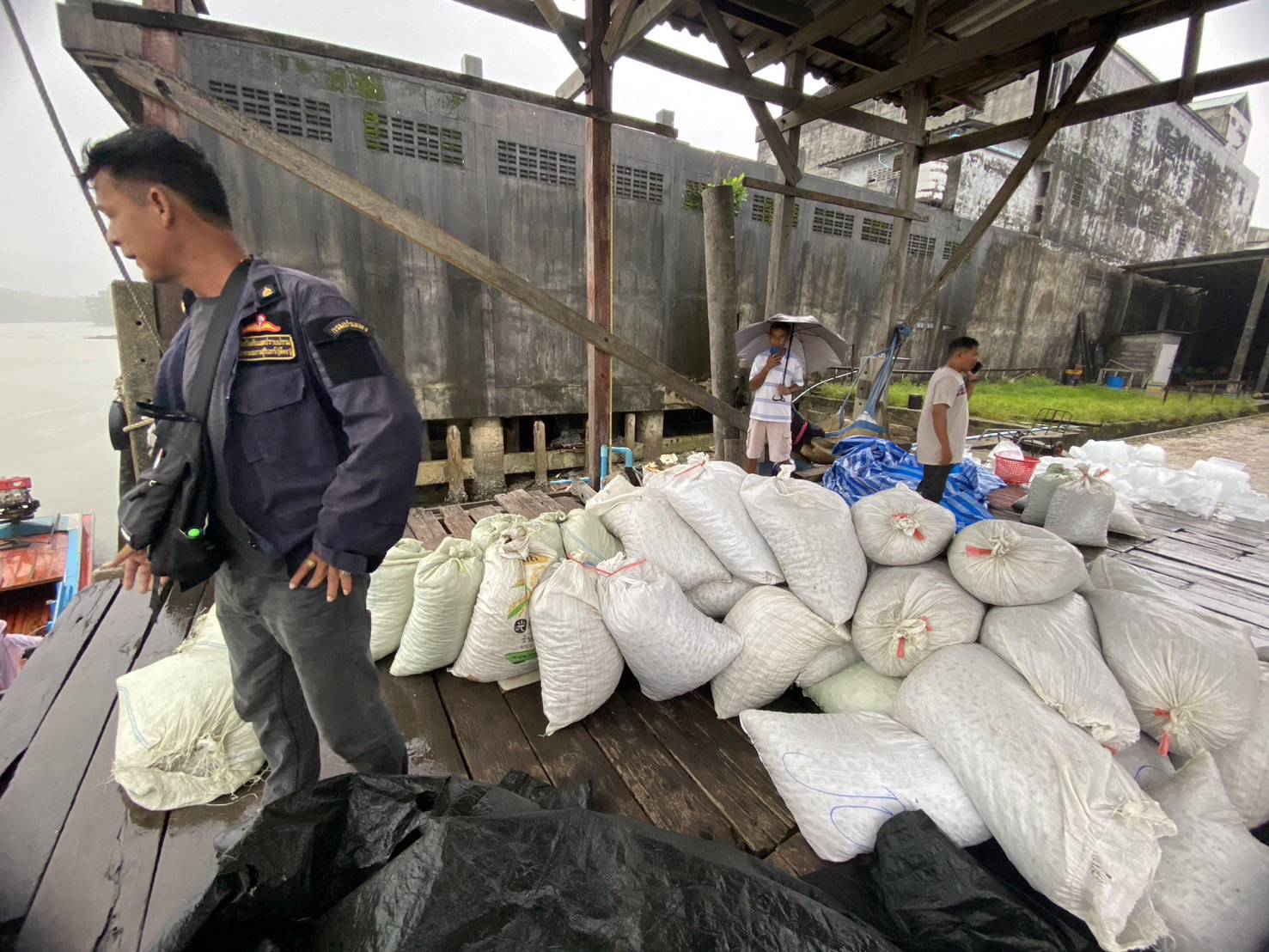 หน่วยป้องกันและปราบปรามประมงทะเลเกาะสุรินทร์ (พังงา)จับกุมลักลอบนำเข้าสัตว์น้ำจากประเทศเพื่อนบ้าน
