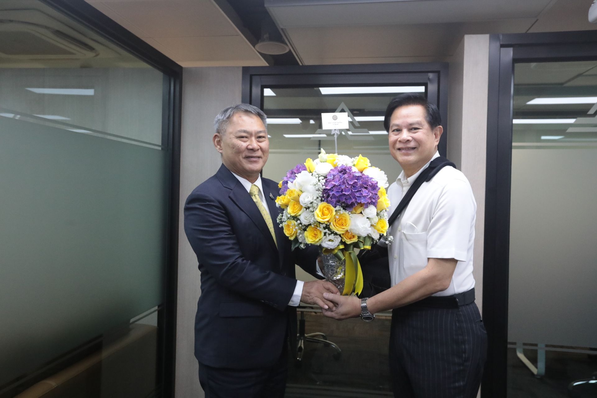"รวมไทยสร้างชาติ"  คึกคักทำบุญครบรอบ 1 ปี "บิ๊กตู่" ส่งตัวแทนนำแจกันดอกไม้ร่วมยินดี สะพัด "กลุ่มสุชาติ" จ่อโหวตให้ "เศรษฐา" 