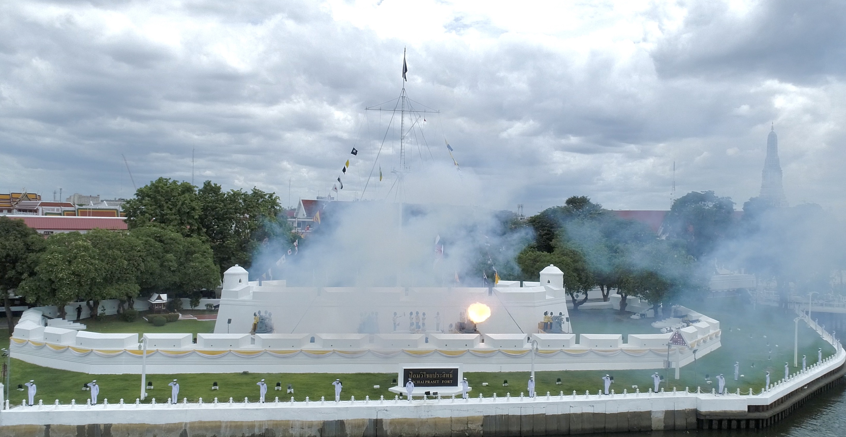 กองทัพเรือ ยิงสลุตหลวงเฉลิมพระเกียรติ พระบาทสมเด็จพระเจ้าอยู่หัว เนื่องในโอกาสมหามงคลเฉลิมพระชนมพรรษา 28 กรกฎาคม 2564