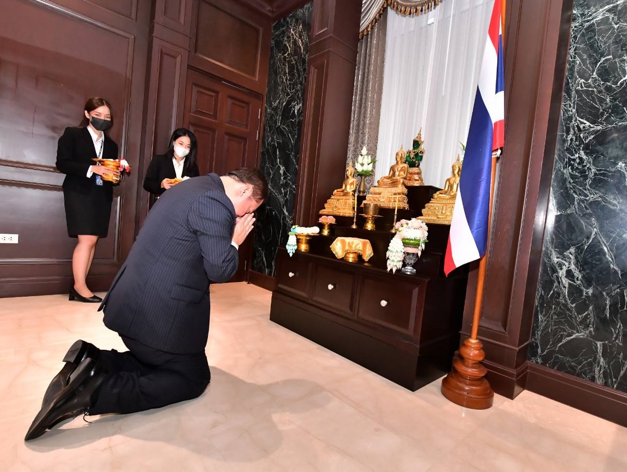 พ.ต.อ.ทวี สอดส่อง” รมว.ยุติธรรม สักการะสิ่งศักดิ์สิทธิ์ก่อนเข้าทำงานวันแรก 