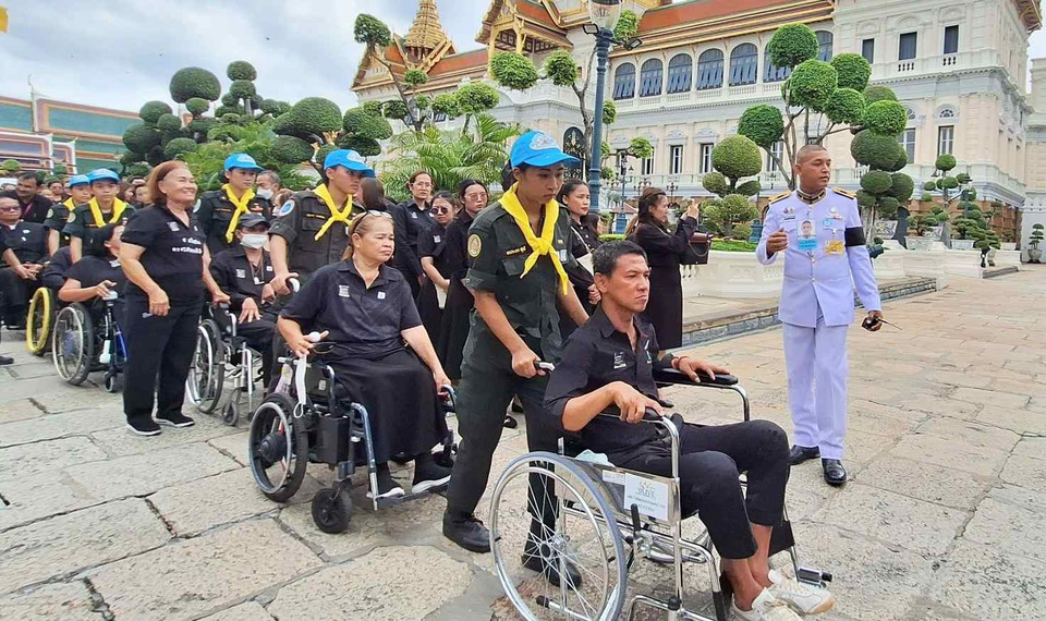 ผู้พิการเข้าถวายสักการะพระบรมศพ “สมเด็จพระพันปีหลวง” ด้วยสำนึกในพระมหากรุณาธิคุณอันหาที่สุดมิได้