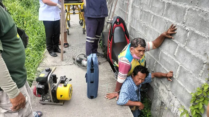 ลุงขี่วินจยย. ขี่รถมาบนทางสะพานทางเท้าริมคลอง พลาดตกร่องข้างกำแพงรถหนีบขานานนับชั่วโมง