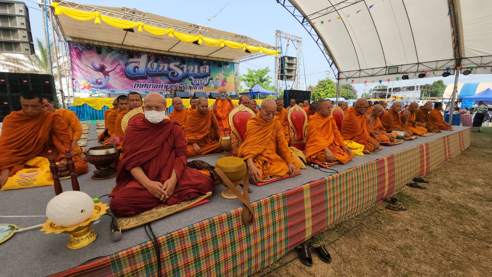 ขรก.-ปชช.พาครอบครัวทำบุญตักบาตร สรงน้ำพระพุทธรูปเก่าแก่ 9 วัด เสริมสิริมงคลสงกรานต์ด