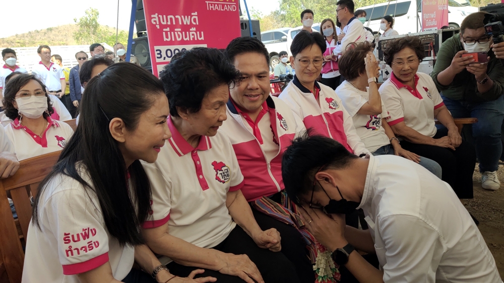 "บิ๊กท็อป" นำทีมเปิดเวทีปราศรัยใหญ่เวทีที่ 10 มือถ่ายโดรนขอขมาคุณหญิงแจ่มใส 