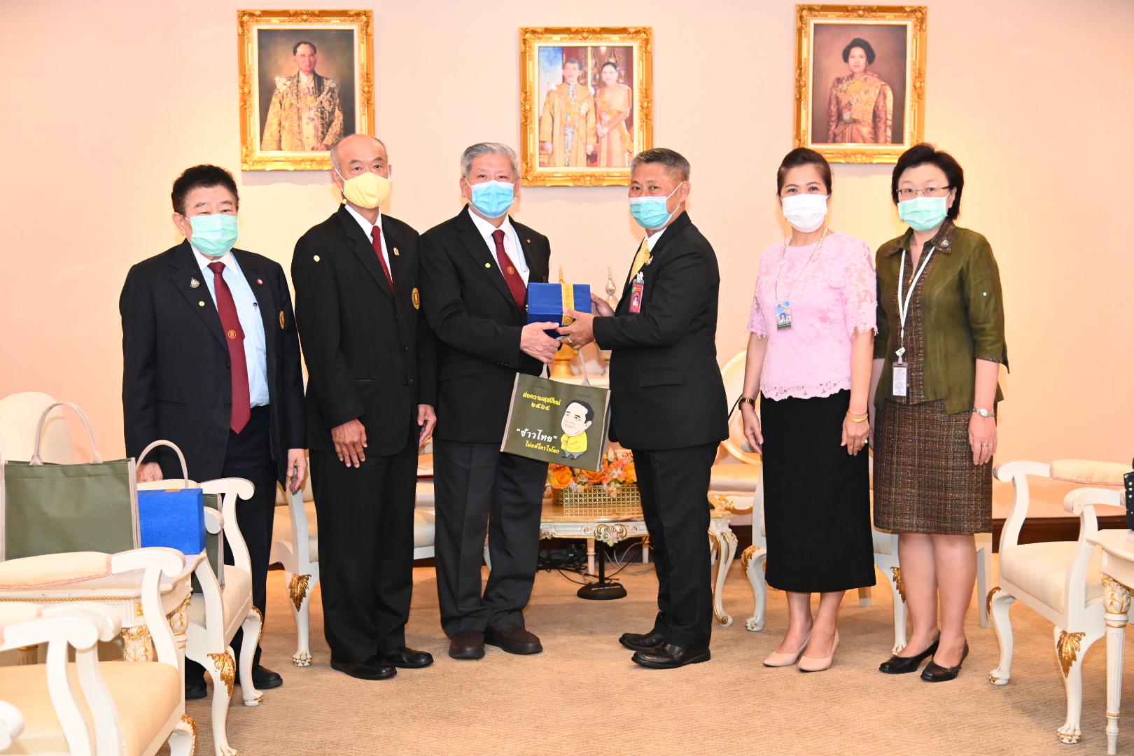 มูลนิธิป่อเต็กตึ๊ง ส่งความสุขมอบของขวัญวันเด็กแห่งชาติ 2564 ให้นายกรัฐมนตรี 