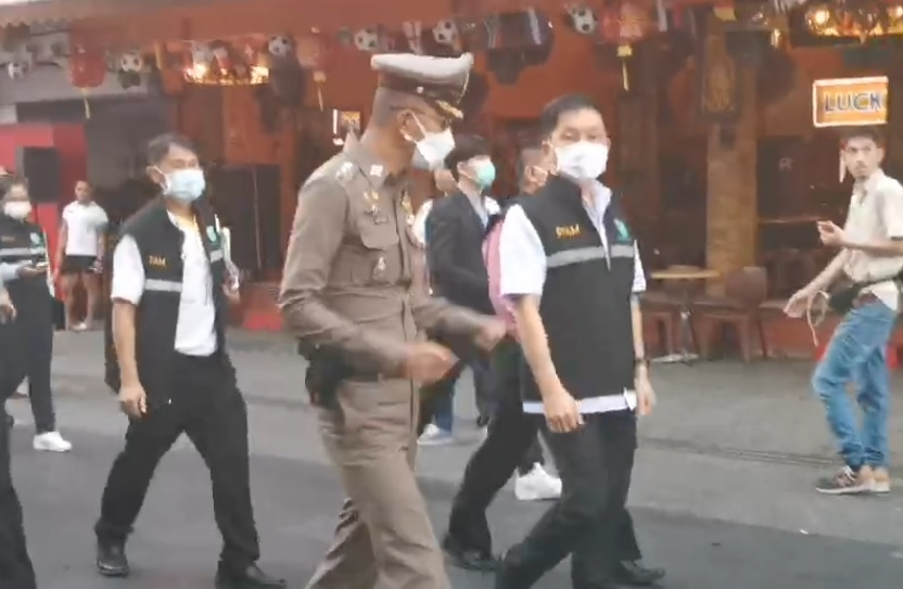 อธิบดีกรมการแพทย์แผนไทยลงพื้นที่ถนนข้าวสารตรวจร้านกัญชาผิดกฎหมาย