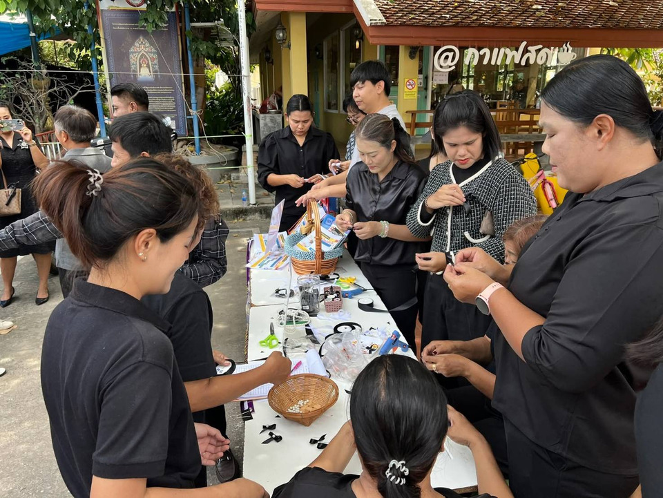 สกร.อ่างทอง จัดเวิร์กช็อปทำเข็มกลัดริบบิ้นไว้อาลัย “พระพันปีหลวง” ตลอดเดือน พ.ย.68