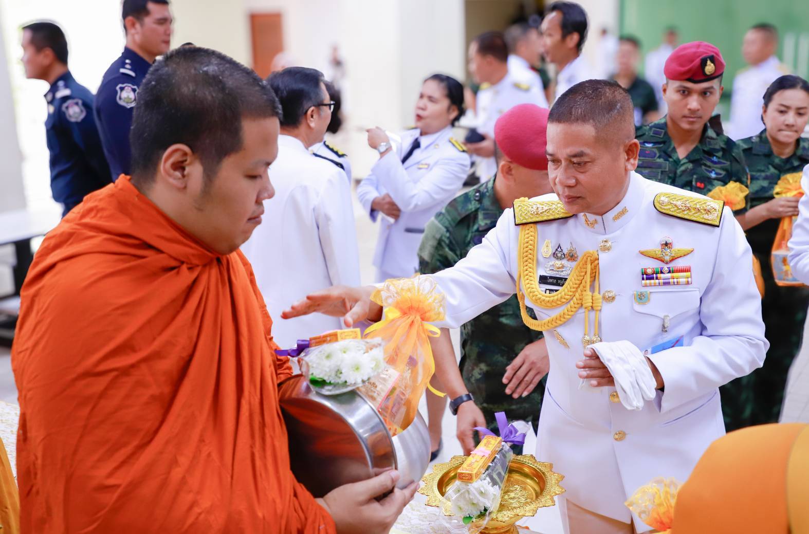 พสกนิกรยะลาทุกหมู่เหล่า ร่วมทำบุญตักบาตร และวางพวงมาลา น้อมรำลึกในพระมหากรุณาธิคุณ เนื่องในวันนวมินทรมหาราช