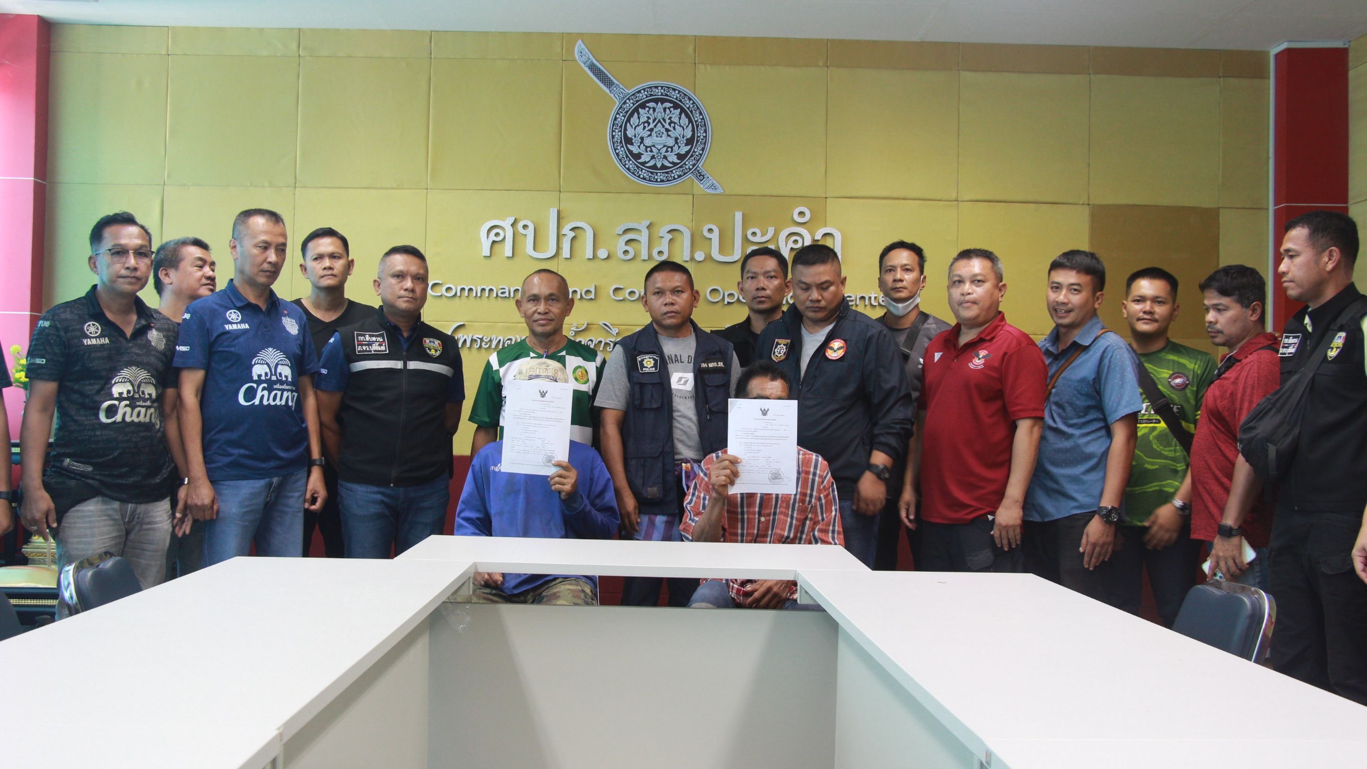 บุรีรัมย์ รวบ 2 มือสังหารหนุ่มเกษตรกรดับคาไร่มัน ขณะซ่อนตัวกลางป่า 