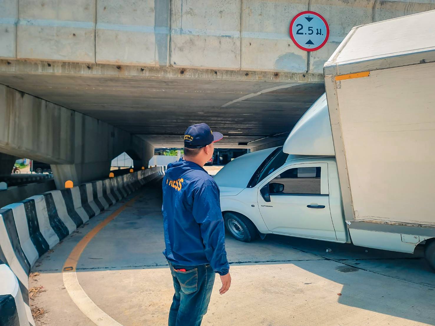 กระบะห้องเย็น กลับรถใต้สะพานมองไม่เห็นป้ายเตือนความสูง ชนพังเสียหาย