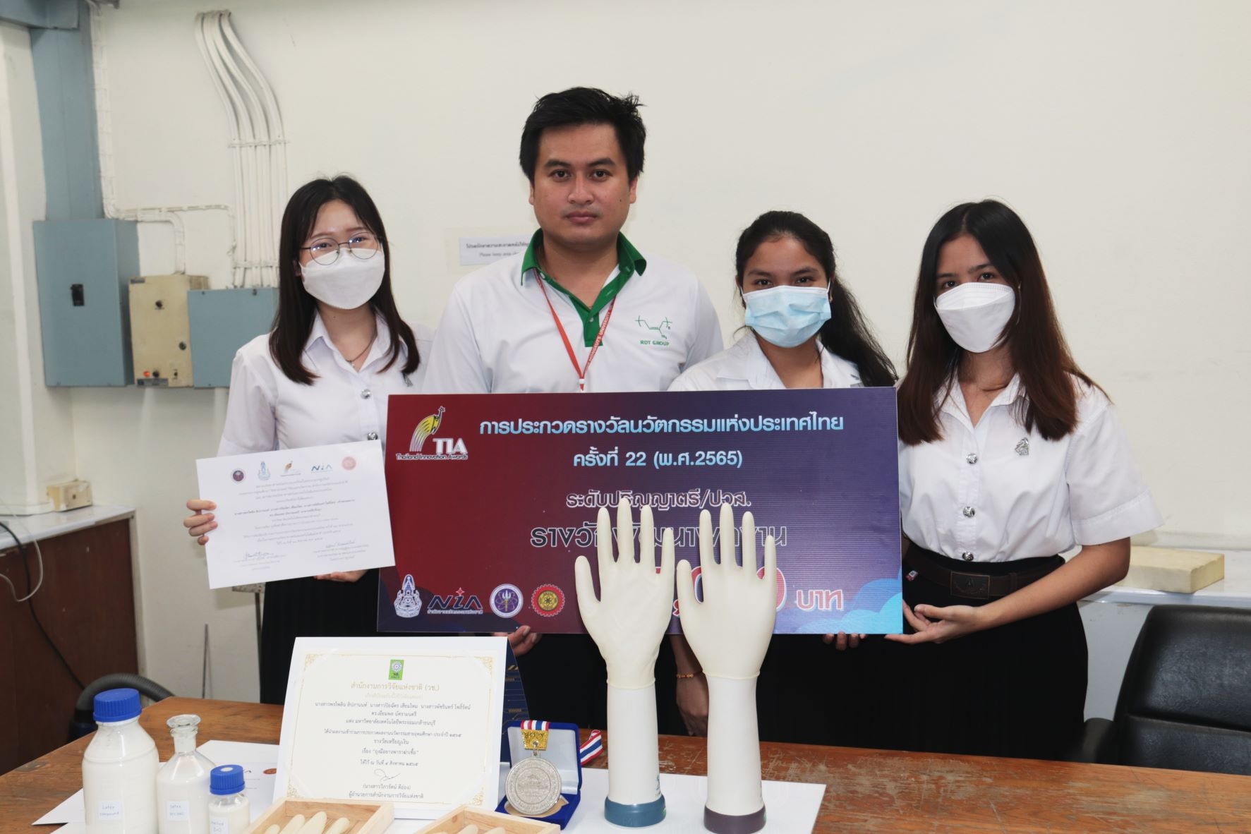 มจธ.กวาด2รางวัลระดับชาติ  “ถุงมือฆ่าเชื้อจากยางพารา”