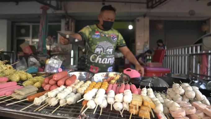 สู้กันไป! ลูกชิ้นทอดเจ้าดังขอนแก่น ยันไม่ปรับราคาแม้ต้นทุนสินค้าพุ่ง