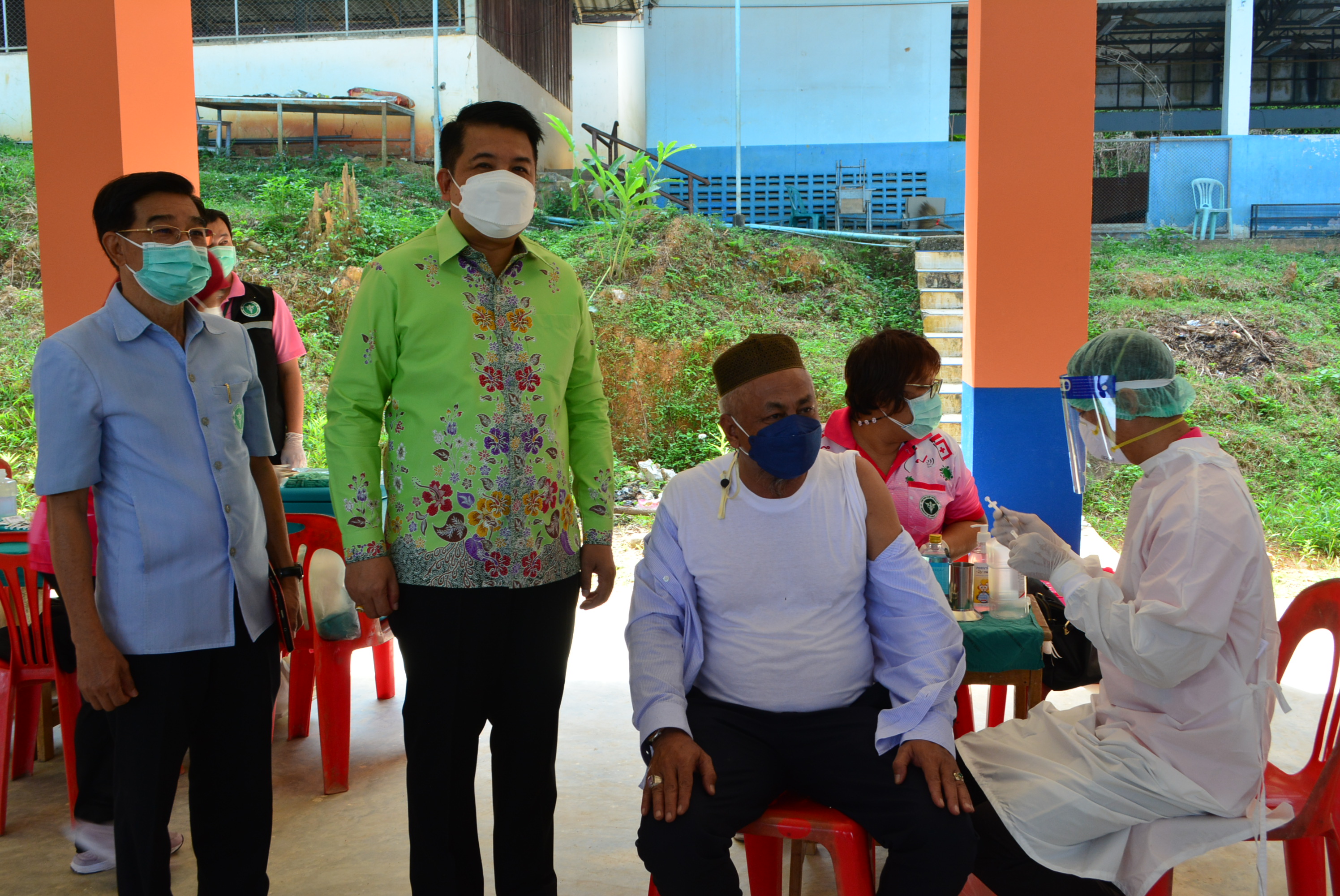 นายอำเภอเบตงนำทีมสธ.ฉีดวัคซีนเชิงรุกในพื้นที่อัยเยอร์เวงหวั่นโอไมคอน