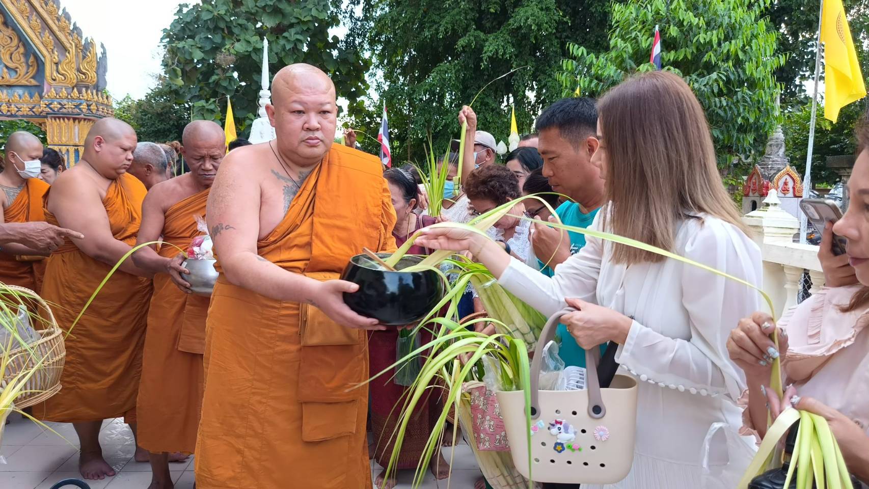 บรรยากาศพุทธศาสนิกชน ชาวตะเคียนเตี้ย ร่วมสืบสานประเพณี "ใส่ข้าวต้มลูกโยน"ทำบุญตักบาตรเทโว หลังวันออกพรรษา ปี 2567