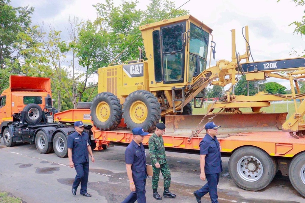 ผบ.นพค.53 ศรีสะเกษ ปล่อยเครื่องจักรกล และกำลังพล เร่งซ่อมถนนขรุขระ เพื่อประชาชนปลอดภัย
