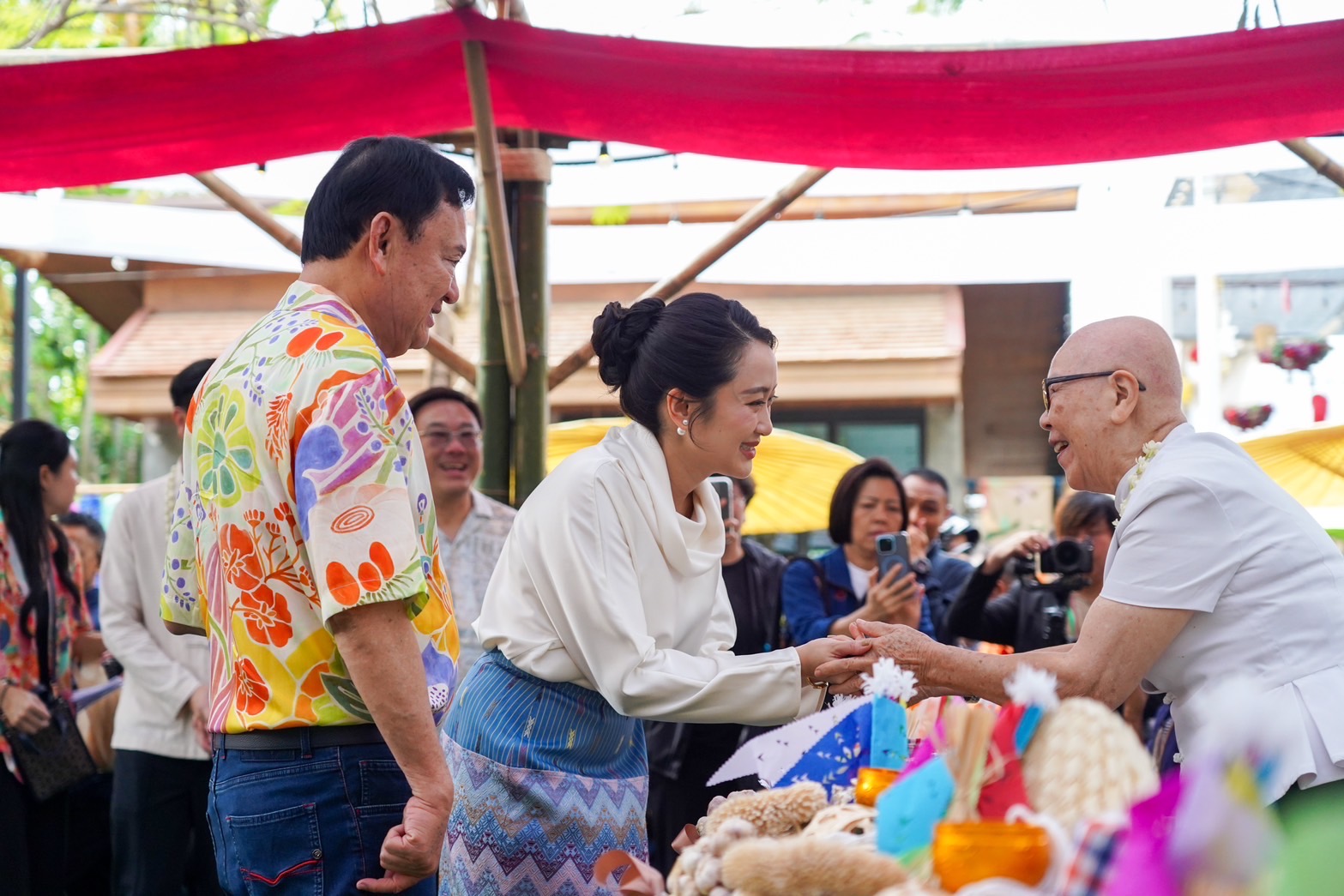 “นายกฯอิ๊งค์” ควง “ทักษิณ” เปิดงานป๋าเวณีปี๋ใหม่เมืองสันกำแพง พร้อมสระเกล้าดำหัว “คุณย่าทองสุทธิ” บอกรู้สึกดีได้กลับมา คุณพ่อแฮปปี้มาก