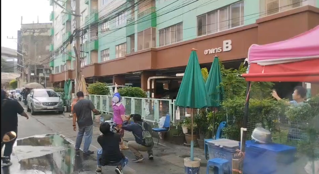 ชาวคอนโดย่านลาดพร้าวรุมกระทืบหนุ่มเมียนมาคลั่งก่อเหตุเผาห้องตัวเองและใช้มีดข่มขู่หวิดวอดทั้งอาคาร 