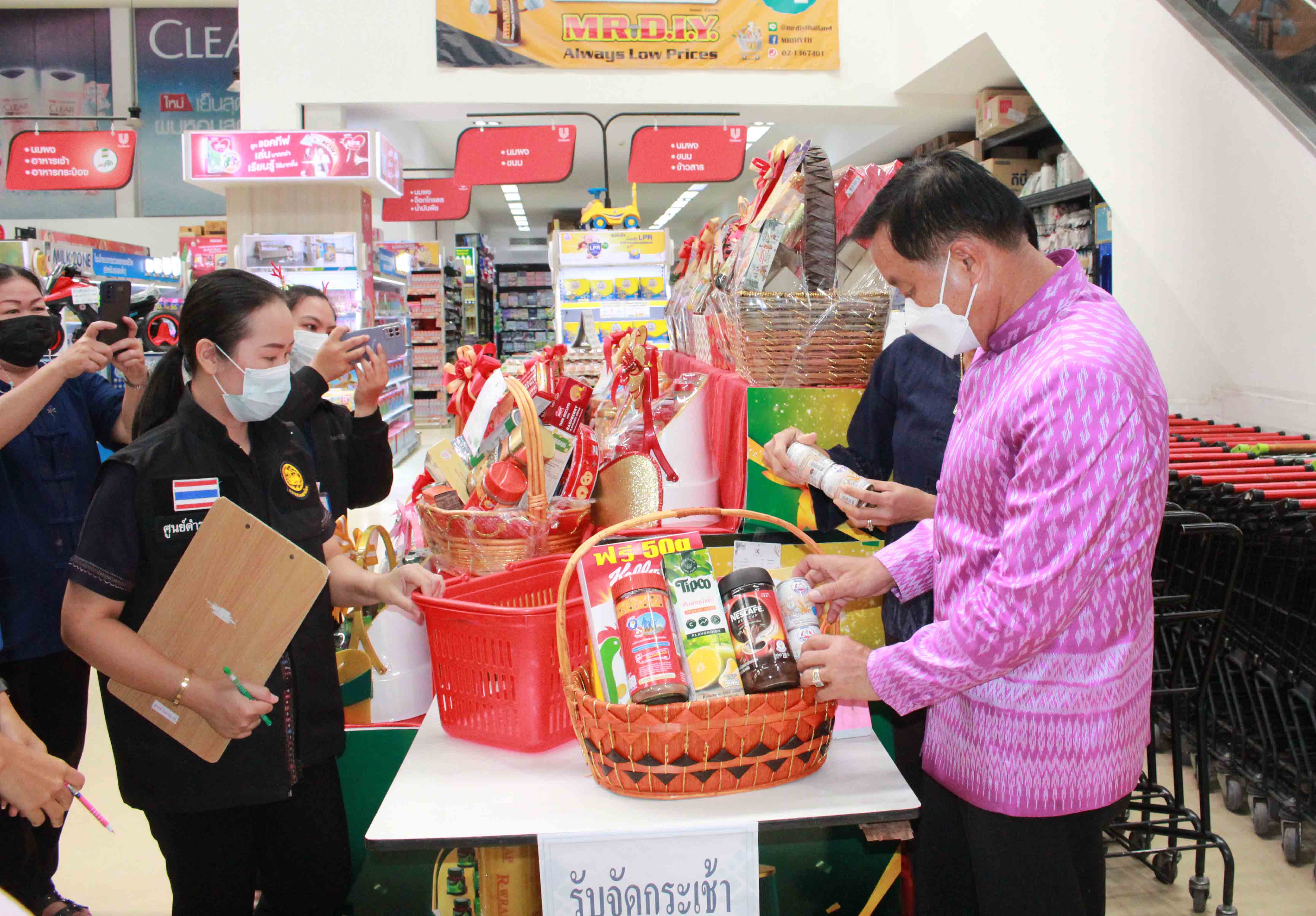 กาฬสินธุ์ ตรวจกระเช้าขวัญปีใหม่ห้ามเอาเปรียบผู้บริโภครณรงค์กระเช้าสุขภาพ