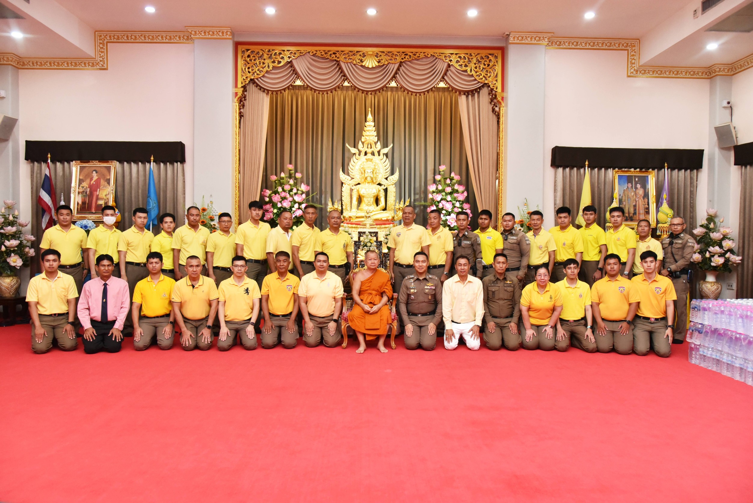ตร.สภ.สามพราน ปฏิบัติธรรมตามโครงการตำรวจสามพราน เข้าวัดปฎิบัติธรรม นั่งสมาธิสงบจิตใจ