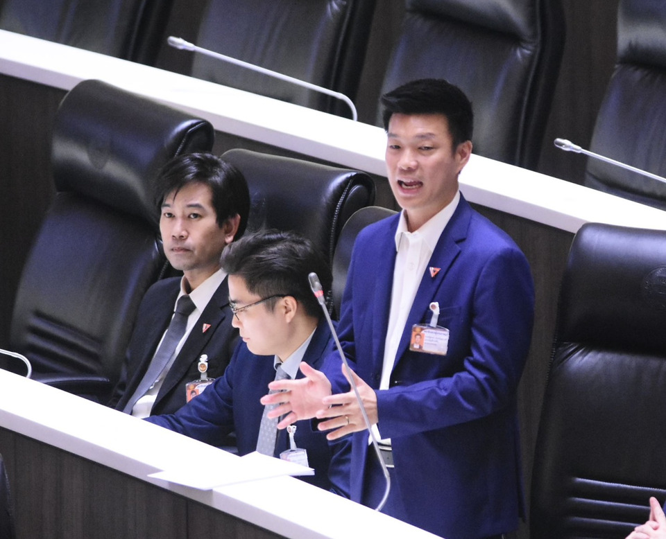 ฝ่ายค้านรุมสับรัฐบาลเบี้ยวแก้ รธน.-ปฏิรูปกองทัพ "พันธุ์ใหม่" ซัดเจ็บ "สักแต่พูดพลัส" จ้องกินรวบอำนาจสีน้ำเงิน
