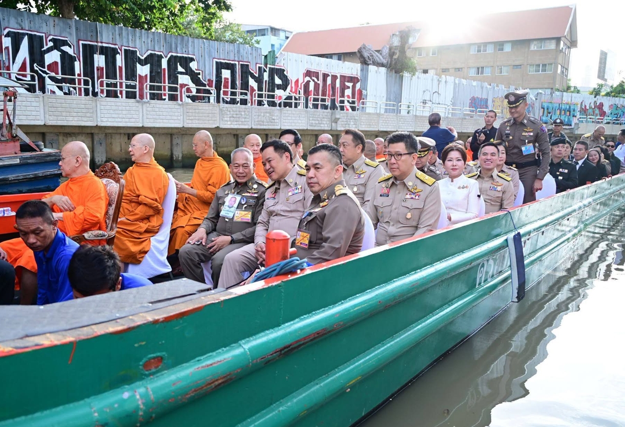 ราชเลขานุการในพระองค์ฯ ร่วม “นายกฯอนุทิน” ล่องเรือ 10 ปีพัฒนาคูคลองเกาะรัตนโกสินทร์