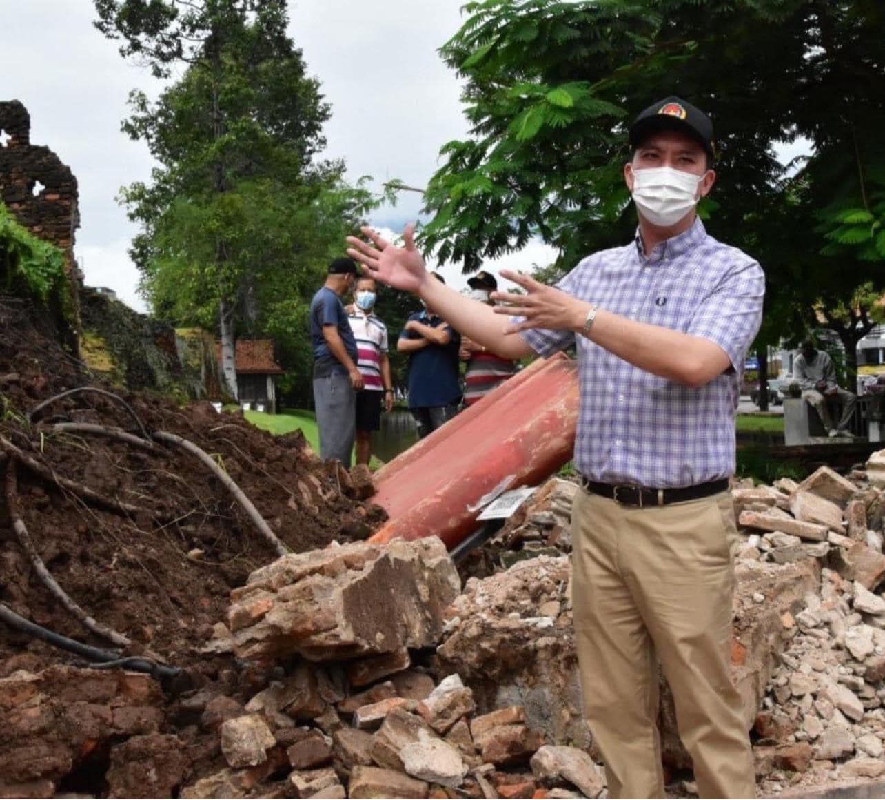 พายุฝนถล่มเมืองเชียงใหม่ กำแพงประตูช้างเผือกพัง เจ้าหน้าที่ดูแลความปลอดภัยเข้ม 24 ชั่วโมง