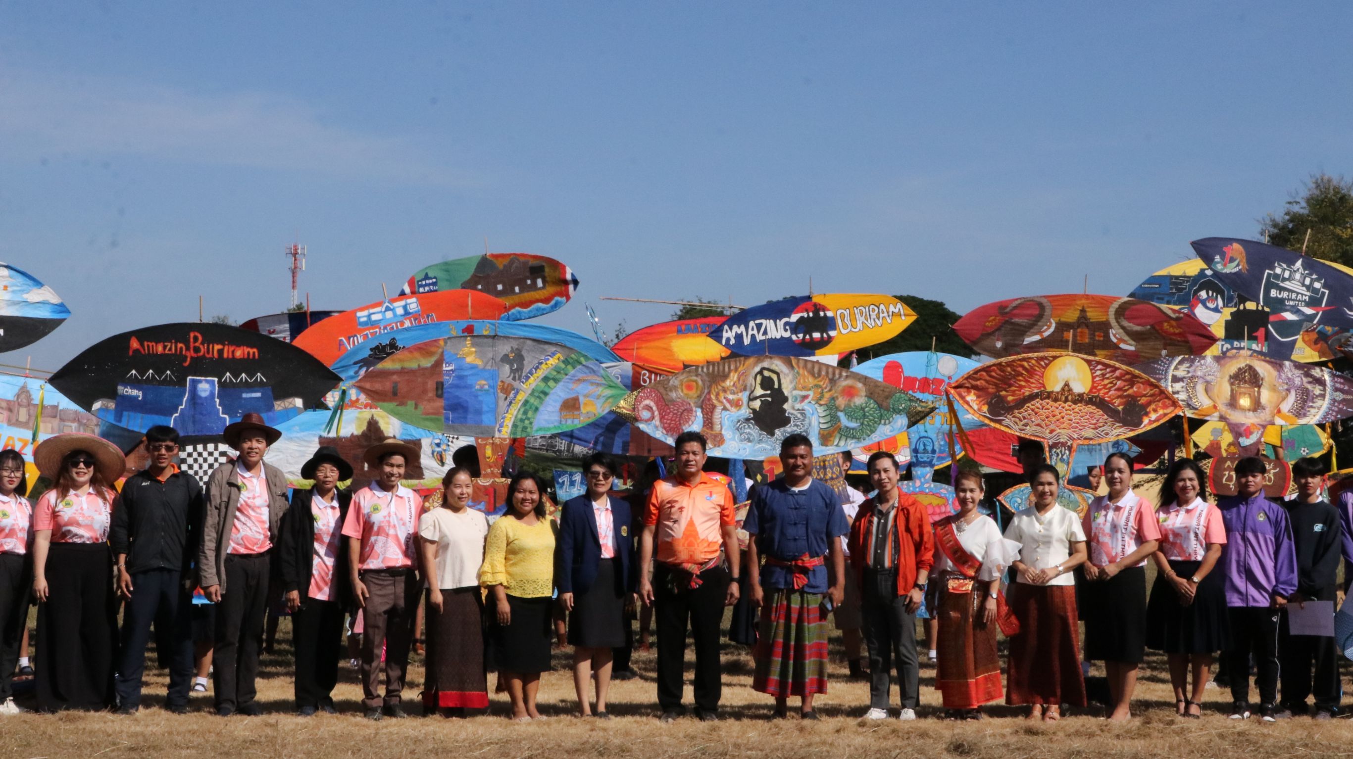 บุรีรัมย์ ชวนนักเรียนเล่น ชักว่าวขึ้นฟ้า สืบสานประเพณีท้องถิ่น