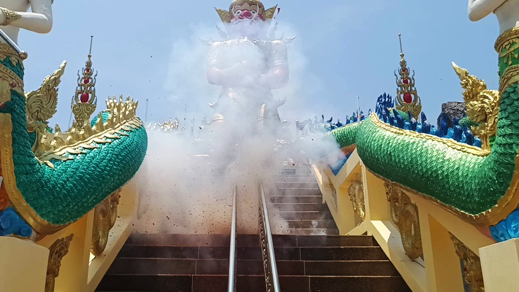 ชาวบ้านแห่ส่องเลขเด็ดหางประทัด "ท้าวเวสสุวรรณ" ในงานพิธีพุทธาภิเษกเหรียญ "พระศักดิ์สิทธิ์"
