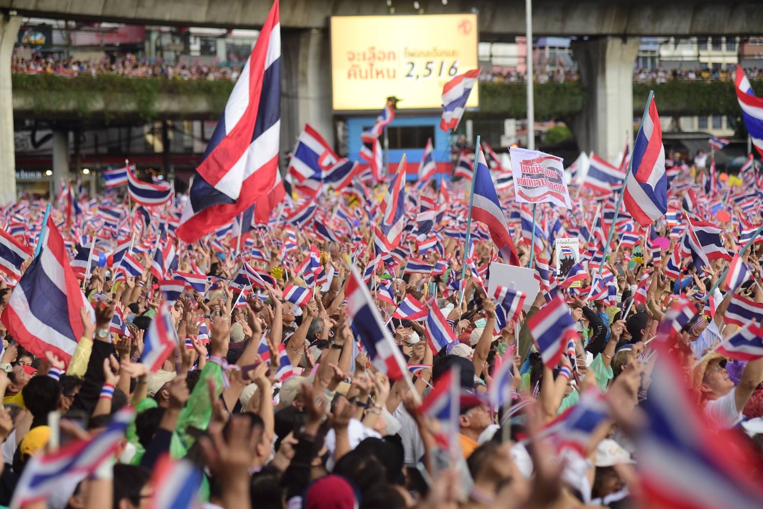 “ประมวลภาพ” ม็อบปักหลัก “อนุสาวรีย์ฯ” ร่วมพลังไล่ “นายกฯ-พรรคร่วม”พ้นรัฐบาล