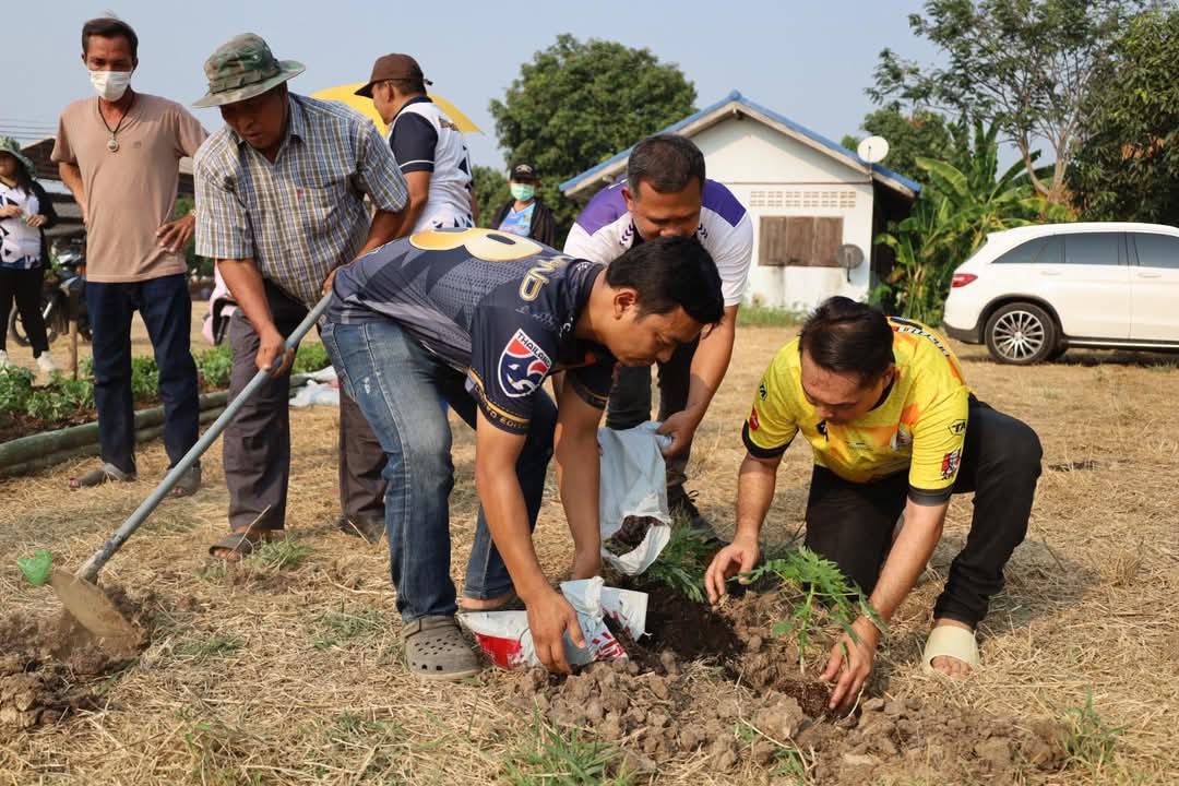 อบต.เอกราชปลูกผักสวนครัวตามแนวพระราชดำริของสมเด็จพระกนิษฐาธิราชเจ้าฯ