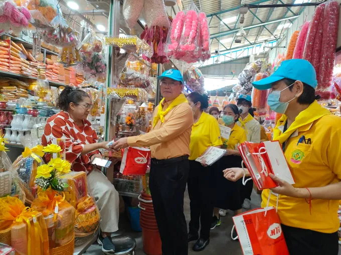 รพ.ประชาธิปัตย์และปชช.จิตอาสาร่วมเดินรณรงค์ประชาสัมพันธ์ให้ความรู้เกี่ยวกับโรคไข้เลือดออก