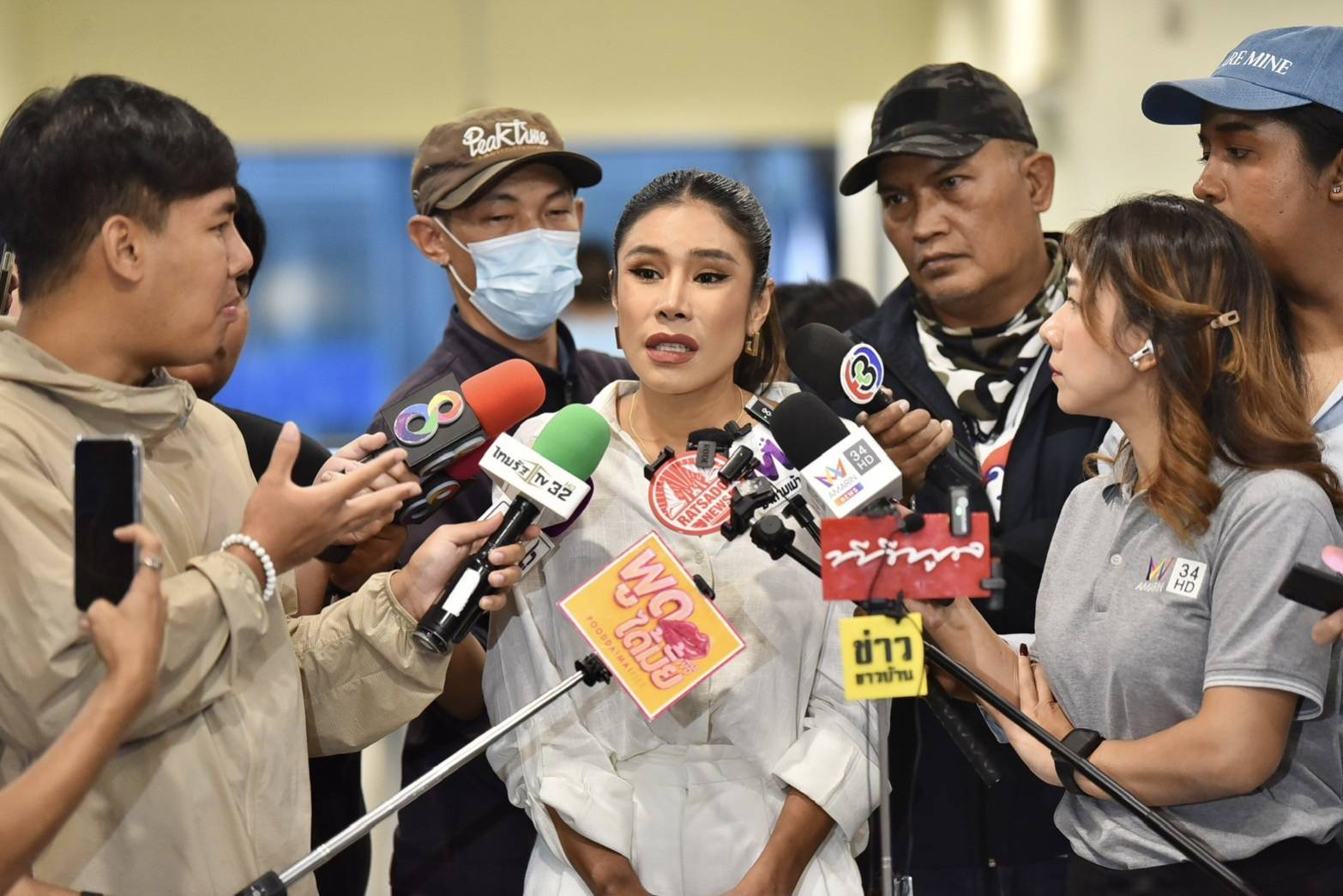 "เมียหรั่ง" มาในฐานะพยานคดี "แม่ตั๊ก" ปัดโยงคดีทอง เลี่ยงตอบเรื่องครอบครัว