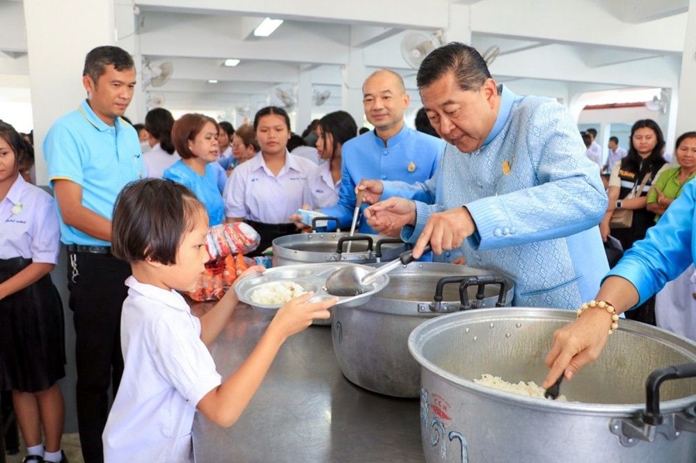 ผู้ว่าฯร้อยเอ็ด นำทีมสมาคมสภาสังคมสงเคราะห์ฯ เลี้ยงอาหารกลางวันนักเรียน รร.ราชประชานุเคราะห์ 63 เฉลิมพระเกียรติ สมเด็จพระบรมราชชนนีพันปีหลวง