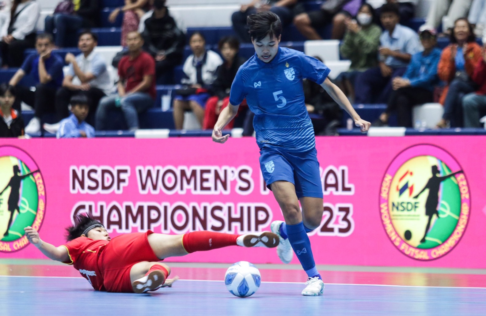 "โต๊ะเล็กชบาแก้ว" โชว์แกร่ง สอนเชิง "สาวหมวย" 2-0 ทะลุชิง "ญี่ปุ่น" "บิ๊กแดง" ชมนักเตะเล่นดีขึ้น ลุ้นแชมป์สนุกแน่ ศึกNSDF 