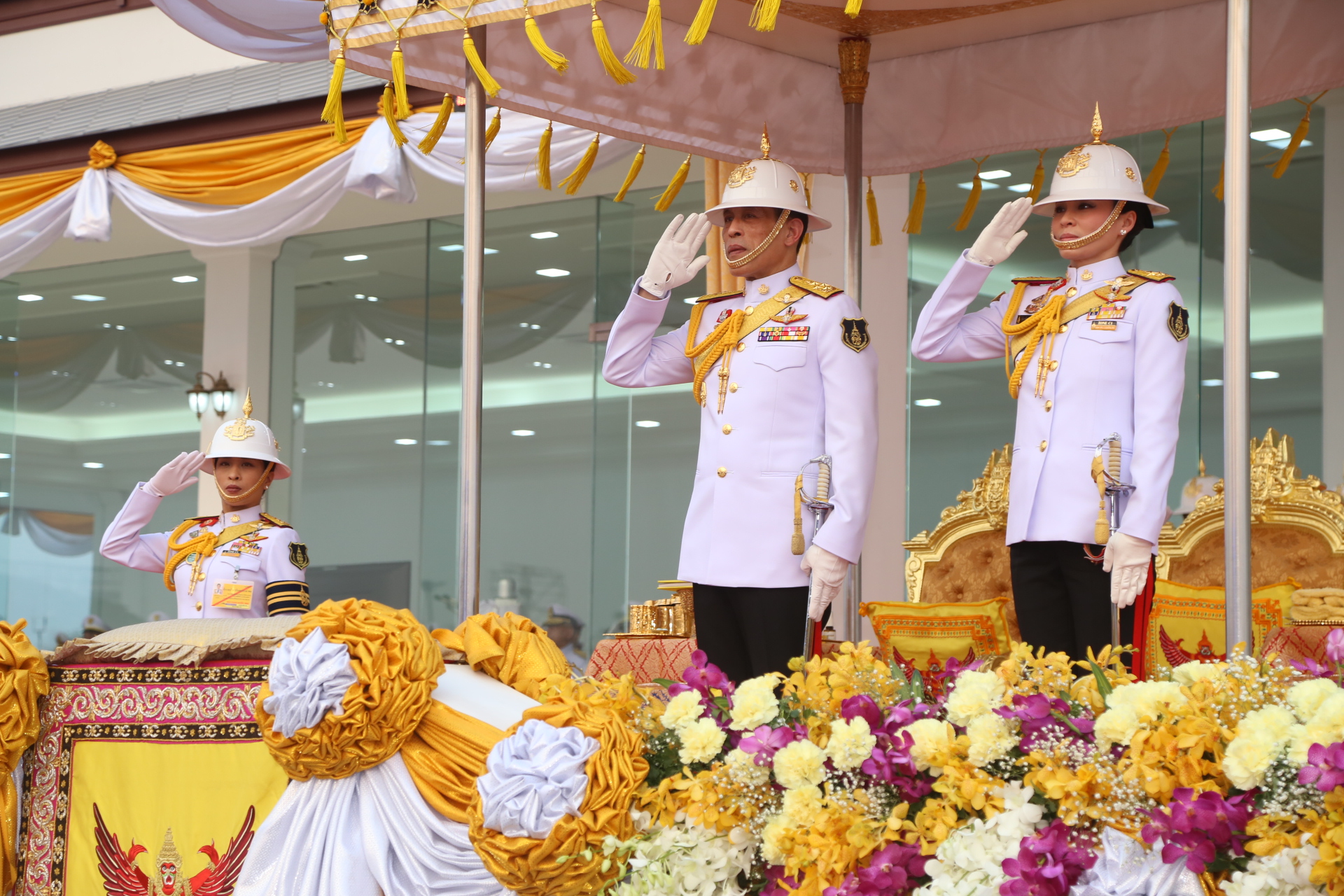 “ในหลวงร.10-พระราชินี” เสด็จพิธีสวนสนามถวายสัตย์ปฏิญาณทหาร-ตร. เนื่องในพระราชพิธีบรมราชาภิเษก วันกองทัพไทย 