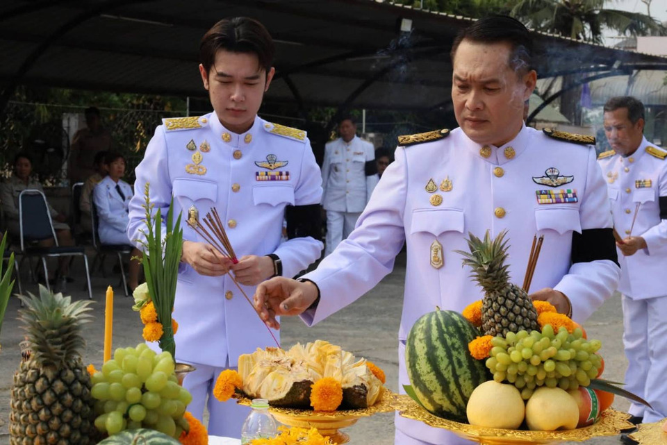อ่างทองจัดยิ่งใหญ่! นายก อบต.เอกราช นำทีมข้าราชการ-ปชช. วางพวงมาลาถวายราชสดุดี "สมเด็จพระนเรศวรฯ"