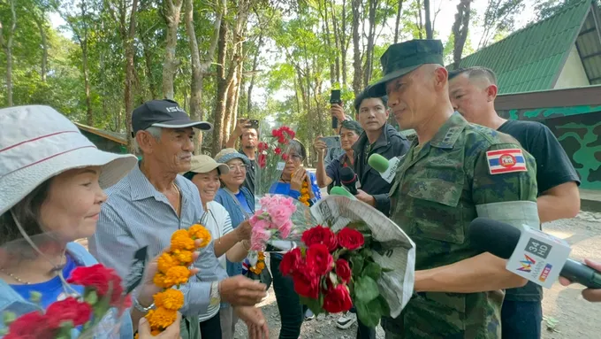 ชาวตราดนับร้อยร่ำไห้ส่งกำลังใจให้ "น.อ.ธรรมนูญ วรรณา" หลังถูกโยกย้ายตำแหน่ง