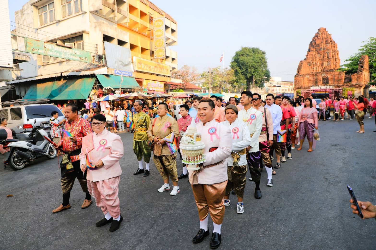 จังหวัดลพบุรี “แต่งชุดไทยจดทะเบียนสมรสวันแห่งความรัก” คู่รักทั้งชายหญิง และคู่รักสมรสเท่าเทียม 16 คู่